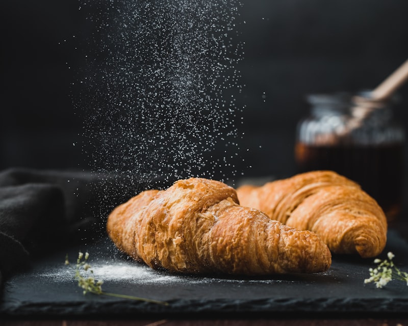 Croissant recién horneado de masa madre