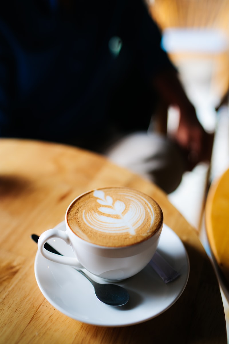Arte latte en taza de cerámica artesanal