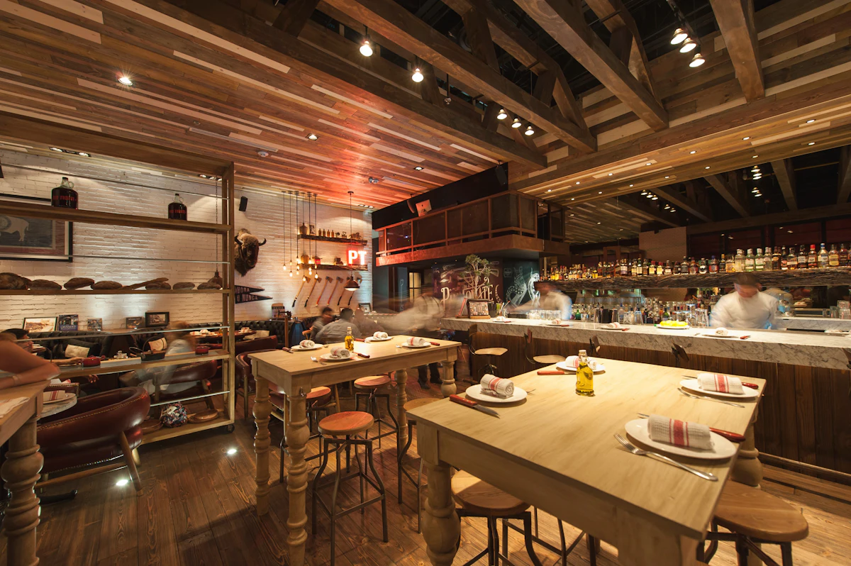 Interior cálido de Restaurante La Marina